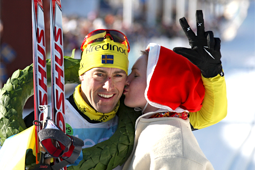 Jörgen Brink holder tre fingre i luften og symboliserer med det at han med sin seier i Vasaloppet 2012 har vunnet rennet 3 ganger. Foto: Hemmersbach/NordicFocus. Jörgen Brink holder tre fingre i luften og symboliserer med det at han med sin seier i Vasaloppet 2012 har vunnet rennet 3 ganger. Foto: Hemmersbach/NordicFocus.
