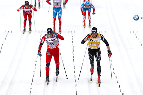 Eldar Rønning og Dario Cologna spurter om seieren på 50 km i Holmenkollen 2012. Foto: Laiho/NordicFocus. Eldar Rønning og Dario Cologna spurter om seieren på 50 km i Holmenkollen 2012. Foto: Laiho/NordicFocus.