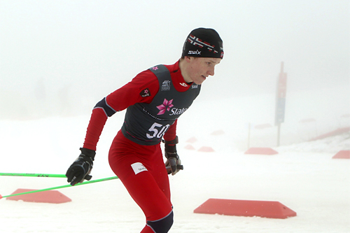 Vebjørn Turtveit fosser gjennom tåkehavet og inn til junior-NM-gull på 10 km fri i Holmenkollen 2012. I Bergsdalen Opp måtte han se seg knepent slått. Foto: Erik Borg. Vebjørn Turtveit fosser gjennom tåkehavet og inn til junior-NM-gull på 10 km fri i Holmenkollen 2012. I Bergsdalen Opp måtte han se seg knepent slått. Foto: Erik Borg.