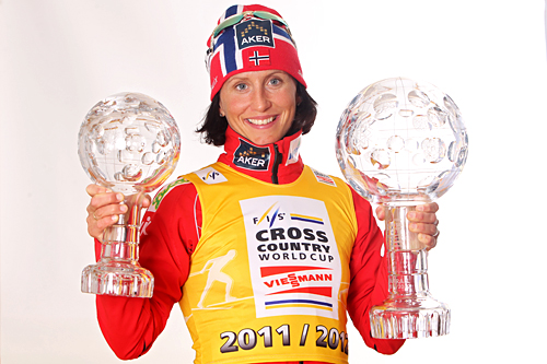 Marit Bjørgen med de synlige bevisene på at hun i sesongen 2011/2012 vant verdenscupens distansecup og også tok sammenlagtseieren. Foto: Hemmersbach/NordicFocus. Marit Bjørgen med de synlige bevisene på at hun i sesongen 2011/2012 vant verdenscupens distansecup og også tok sammenlagtseieren. Foto: Hemmersbach/NordicFocus.
