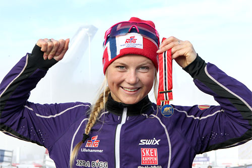 Lisa Kvamme er blant de uttatte til Nordisk Landskamp for juniorer. Her er hun med sitt NM-gull i klassen for 17-åringer under NM 5 km i fri teknikk i Holmenkollen 2012. Foto: Erik Borg. Lisa Kvamme er blant de uttatte til Nordisk Landskamp for juniorer. Her er hun med sitt NM-gull i klassen for 17-åringer under NM 5 km i fri teknikk i Holmenkollen 2012. Foto: Erik Borg.