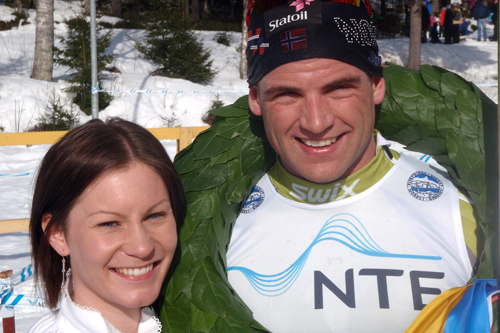 Niklas Dyrhaug tok en overlegen seier i Flyktningerennet 2012. Her sammen med kransjente Irina Persson. Foto: Flyktningerennet/Karl Audun Fagerli Niklas Dyrhaug tok en overlegen seier i Flyktningerennet 2012. Her sammen med kransjente Irina Persson. Foto: Flyktningerennet/Karl Audun Fagerli