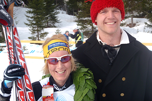 Sara Svendsen vant dameklassen i Flyktningerennet 2012. Her sammen med kransgutt Rasmus Nim. Foto: Flyktningerennet/Karl Audun Fagerli Sara Svendsen vant dameklassen i Flyktningerennet 2012. Her sammen med kransgutt Rasmus Nim. Foto: Flyktningerennet/Karl Audun Fagerli