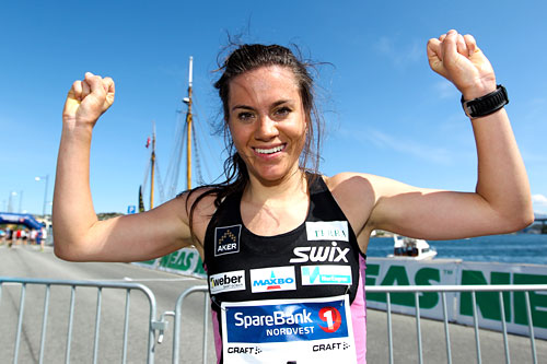 Heidi Weng jubler etter å ha vunnet det 3 km lange gateløpet på Toppidrettsvekas 4. etappe 2012. Foto: Aapo Laiho. Heidi Weng jubler etter å ha vunnet det 3 km lange gateløpet på Toppidrettsvekas 4. etappe 2012. Foto: Aapo Laiho.