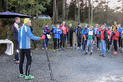 Lars Vagle, lengst til venstre, og Audun Laugaland i gul lue, prater med deltakerne på Sirdal Skimaraton sitt barmarkskurs i 2012. Foto: Sirdal Skimaraton. Lars Vagle, lengst til venstre, og Audun Laugaland i gul lue, prater med deltakerne på Sirdal Skimaraton sitt barmarkskurs i 2012. Foto: Sirdal Skimaraton.