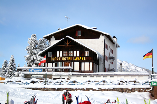 Sport Hotel Lavaze og løypene rundt er kjente omgivelser for mange deltakere i Marcialonga. Stedet ligger 1.800 meter over havet. Foto: Geir Nilsen/Langrenn.com. Sport Hotel Lavaze og løypene rundt er kjente omgivelser for mange deltakere i Marcialonga. Stedet ligger 1.800 meter over havet. Foto: Geir Nilsen/Langrenn.com.