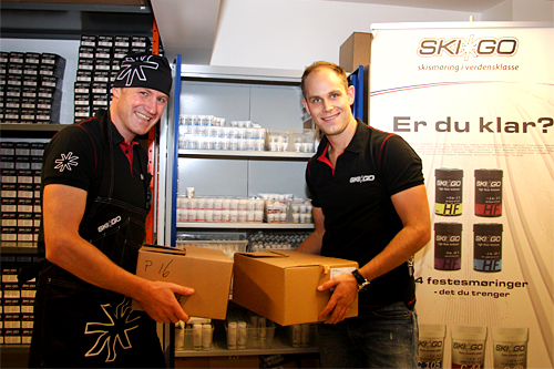André Borka (til venstre) og Henrik Kvissel jobber begge hos Sportalen AS, som blant annet fører Skigo-produkter og ernæring fra Winforce. Her er det Skigo-smøring som pakkes og sendes. Foto: Geir Nilsen/Langrenn.com. André Borka (til venstre) og Henrik Kvissel jobber begge hos Sportalen AS, som blant annet fører Skigo-produkter og ernæring fra Winforce. Her er det Skigo-smøring som pakkes og sendes. Foto: Geir Nilsen/Langrenn.com.