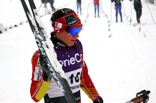Etter smørebok måtte Heidi Weng gå med ski med store kladder og var sjanseløs i semifinalen under sesongåpningen på Beitostølen i november. Foto: Geir Nilsen/Langrenn.com. Etter smørebok måtte Heidi Weng gå med ski med store kladder og var sjanseløs i semifinalen under sesongåpningen på Beitostølen i november. Foto: Geir Nilsen/Langrenn.com.