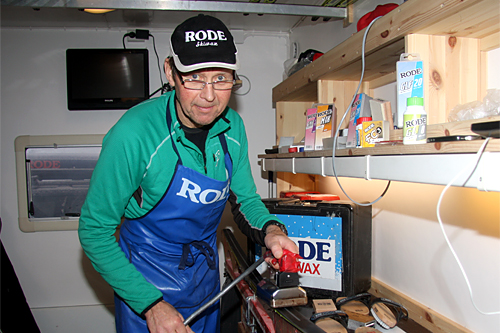 Per Knut Aaland gjør klar ski i Rode-bua under Skandinavisk Cup på Sjusjøen i desember 2012. Foto: Geir Nilsen/Langrenn.com. Per Knut Aaland gjør klar ski i Rode-bua under Skandinavisk Cup på Sjusjøen i desember 2012. Foto: Geir Nilsen/Langrenn.com.