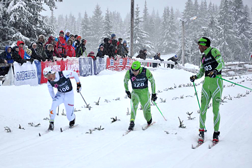 Vinner Anders Aukland ser seg tilbake for å se hvem som vinner spurten mellom lagkamerat Simen Håkon Østensen (3.) og svenske Lars Nelson (2.), under 30 kilometer klassisk på Sjusjøen 2012. Foto: Lars Freng Vinner Anders Aukland ser seg tilbake for å se hvem som vinner spurten mellom lagkamerat Simen Håkon Østensen (3.) og svenske Lars Nelson (2.), under 30 kilometer klassisk på Sjusjøen 2012. Foto: Lars Freng