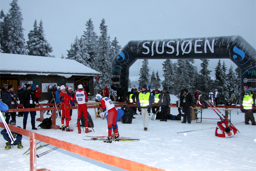 Skandinavisk Cup på Sjusjøen. Her er det junior-herrene som går i mål i fredagens renn. Foto: Geir Nilsen/Langrenn.com. Skandinavisk Cup på Sjusjøen. Her er det junior-herrene som går i mål i fredagens renn. Foto: Geir Nilsen/Langrenn.com.
