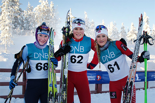 Seierspallen i Gåsburennet, 3. juledag 2012. Fra venstre: Solfrid Braathen (3. plass), Britt Ingunn Nydal (1) og Martine Ek Hagen (2). Foto: Stein Arne Negård. Seierspallen i Gåsburennet, 3. juledag 2012. Fra venstre: Solfrid Braathen (3. plass), Britt Ingunn Nydal (1) og Martine Ek Hagen (2). Foto: Stein Arne Negård.