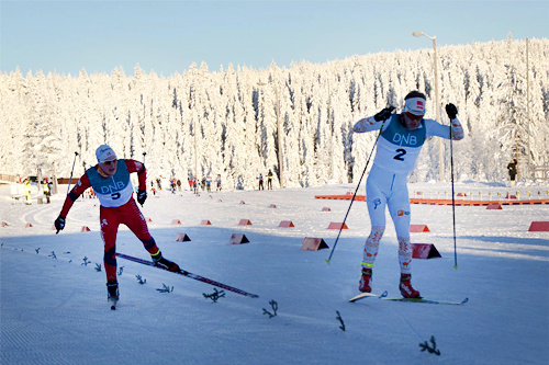Per Kristian Nygård, til høyre i bildet, tar Simen Andreas Sveen på oppløpet i Gåsburennet 2012. Foto: Stein Arne Negård. Per Kristian Nygård, til høyre i bildet, tar Simen Andreas Sveen på oppløpet i Gåsburennet 2012. Foto: Stein Arne Negård.