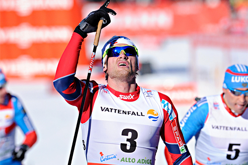 Petter Northug jr. hilser oppover etter å ha vunnet den 35 km lange 4. etappen i en tidligere utgave av Tour de Ski i Toblach. Foto: Felgenhauer/NordicFocus. Petter Northug jr. hilser oppover etter å ha vunnet den 35 km lange 4. etappen i en tidligere utgave av Tour de Ski i Toblach. Foto: Felgenhauer/NordicFocus.