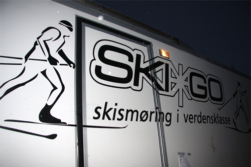 Har du vært på et stort skirenn har du sikkert lagt merke til den store Skigo-lastebilen, som du her ser litt av veggen på. Foto: Geir Nilsen/Langrenn.com. Har du vært på et stort skirenn har du sikkert lagt merke til den store Skigo-lastebilen, som du her ser litt av veggen på. Foto: Geir Nilsen/Langrenn.com.