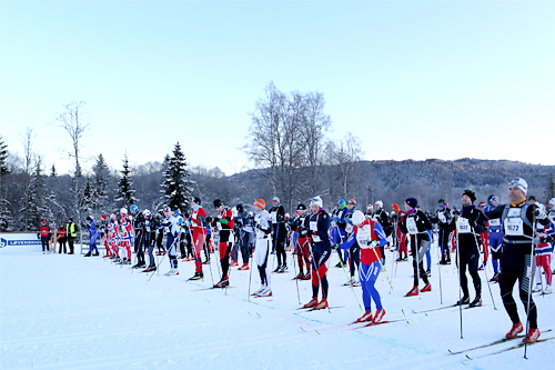 Et av de mange store startfeltene når Holmenkollmarsjen legger i vei fra Sørkedalen til Holmenkollen. Foto: Skiforeningen. Et av de mange store startfeltene når Holmenkollmarsjen legger i vei fra Sørkedalen til Holmenkollen. Foto: Skiforeningen.