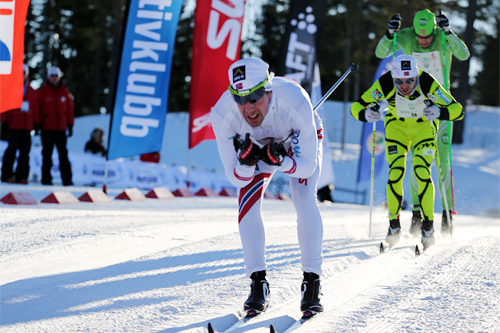 Eldar Rønning tuktet både Simen Østensen og Tord Asle Gjerdalen i avslutningen av Holmenkollmarsjen 2013. Foto: Magnus Nyløkken/Skiforeningen. Eldar Rønning tuktet både Simen Østensen og Tord Asle Gjerdalen i avslutningen av Holmenkollmarsjen 2013. Foto: Magnus Nyløkken/Skiforeningen.