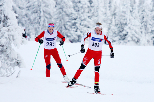 Tiril Weng underveis i en VM-mønstring for junior på Sjusjøen i desmber 2012. Like bak følger Marte Nordlunde. Foto: Geir Nilsen/Langrenn.com. Tiril Weng underveis i en VM-mønstring for junior på Sjusjøen i desmber 2012. Like bak følger Marte Nordlunde. Foto: Geir Nilsen/Langrenn.com.