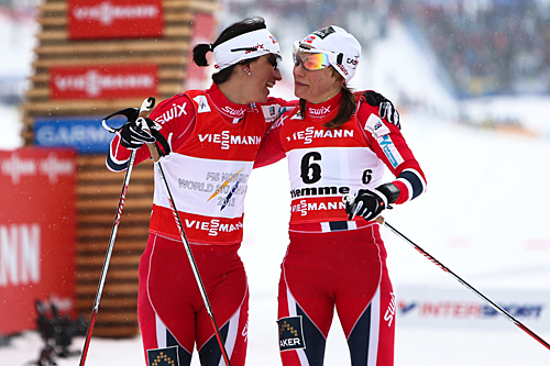 Maiken Caspersen Falla gikk inn til bronse i klassisksprinten under VM i Val di Fiemme 2013, og gratuleres her av gullvinner Marit Bjørgen. Foto: Laiho/NordicFocus. Maiken Caspersen Falla gikk inn til bronse i klassisksprinten under VM i Val di Fiemme 2013, og gratuleres her av gullvinner Marit Bjørgen. Foto: Laiho/NordicFocus.