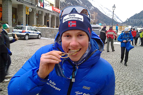 Carl Fredrik Hagen med sitt VM-gull i U23 under VM i vintertriathlon i Cogne i Italia 2013. Nå er han å finne med startnummer 1 i Birken. Foto: Ingrid Lorvik. Carl Fredrik Hagen med sitt VM-gull i U23 under VM i vintertriathlon i Cogne i Italia 2013. Nå er han å finne med startnummer 1 i Birken. Foto: Ingrid Lorvik.
