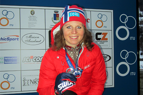 Elisabeth Sveum med sitt VM-sølv i senior elite under VM i vintertriathlon i Cogne i Italia 2013. Foto: Ingrid Lorvik. Elisabeth Sveum med sitt VM-sølv i senior elite under VM i vintertriathlon i Cogne i Italia 2013. Foto: Ingrid Lorvik.