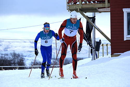 Vinner av Stabbursdalen Maraton 2013 heter Sven-Tore Nilsen. Bak han på bildet ser vi Håkon Abrahamsen Nilsen som ble nummer tre. Foto: IL Stil Vinner av Stabbursdalen Maraton 2013 heter Sven-Tore Nilsen. Bak han på bildet ser vi Håkon Abrahamsen Nilsen som ble nummer tre. Foto: IL Stil