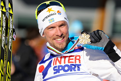 Johan Olsson med gull-medaljen som for all fremtid beviser at han ble verdensmester på 5-mila i Val di Fiemme 2013. Foto: Laiho/NordicFocus. Johan Olsson med gull-medaljen som for all fremtid beviser at han ble verdensmester på 5-mila i Val di Fiemme 2013. Foto: Laiho/NordicFocus.