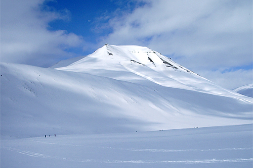 De små sorte prikkene i nedre venstre hjørne er deltakere i Svalbard Skimaraton. Som man ser, naturen er både mektig og storslått. Foto: Kirsti Kringhaug/Langrenn.com. De små sorte prikkene i nedre venstre hjørne er deltakere i Svalbard Skimaraton. Som man ser, naturen er både mektig og storslått. Foto: Kirsti Kringhaug/Langrenn.com.