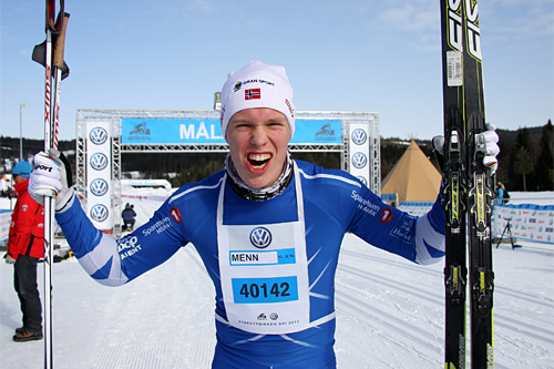 Martin Løwstrøm Nyenget gikk ankeretappen for Team Gran Sport i StafettBirken og jubler her for klar seier. Foto: Geir Nilsen/Langrenn.com. Martin Løwstrøm Nyenget gikk ankeretappen for Team Gran Sport i StafettBirken og jubler her for klar seier. Foto: Geir Nilsen/Langrenn.com.