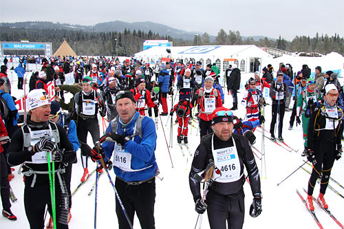 Strømmen av løpere i Birkebeinerrennet er stor. Til 2014-utgaven var det 17.000 påmeldte. Foto: Geir Nilsen/Langrenn.com. Strømmen av løpere i Birkebeinerrennet er stor. Til 2014-utgaven var det 17.000 påmeldte. Foto: Geir Nilsen/Langrenn.com.