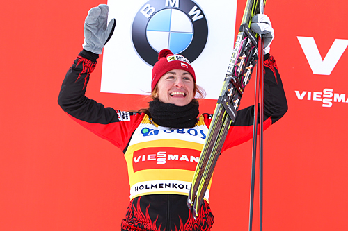 Justyna Kowalczyk i den gule trøya som viser at hun leder verdenscupen sammenlagt. Her etter tremila i Holmenkollen 2013 hvor hun ble nummer to. Foto: Laiho/NordicFocus Justyna Kowalczyk i den gule trøya som viser at hun leder verdenscupen sammenlagt. Her etter tremila i Holmenkollen 2013 hvor hun ble nummer to. Foto: Laiho/NordicFocus