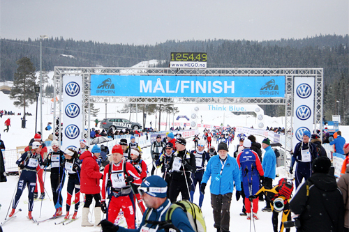 Birken er en nokså fysisk krevende ferd på 54 kilometer, med nokså mange høydemeter som skal forseres, men de aller fleste når målet på Birkebeineren Skistadion ved Lillehammer i fin stil, slik som i 2013-utgaven. Foto: Geir Nilsen/Langrenn.com. Birken er en nokså fysisk krevende ferd på 54 kilometer, med nokså mange høydemeter som skal forseres, men de aller fleste når målet på Birkebeineren Skistadion ved Lillehammer i fin stil, slik som i 2013-utgaven. Foto: Geir Nilsen/Langrenn.com.