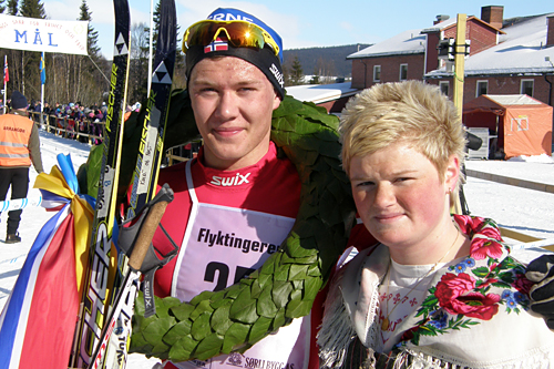 Ole Jørgen Bruvoll, Lierne IL, vant herrer junior i Flyktningerennet 2013. Her sammen med kransjenta Angelica Odelberg. Foto: Karl Audun Fagerli/Flyktningerennet. Ole Jørgen Bruvoll, Lierne IL, vant herrer junior i Flyktningerennet 2013. Her sammen med kransjenta Angelica Odelberg. Foto: Karl Audun Fagerli/Flyktningerennet.