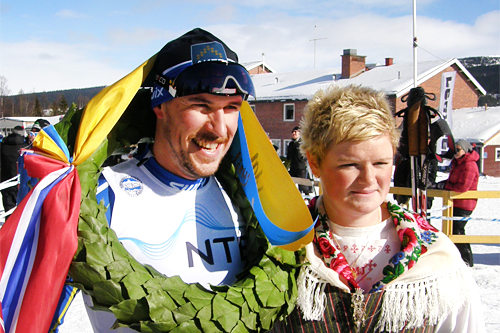 John Kristian Dahl fra Strindheim vant herreklassen i Flyktningerennet 2013 og fikk krans av kransjenta Angelica Odelberg. Foto: Karl Audun Fagerli/Flyktningerennet. John Kristian Dahl fra Strindheim vant herreklassen i Flyktningerennet 2013 og fikk krans av kransjenta Angelica Odelberg. Foto: Karl Audun Fagerli/Flyktningerennet.