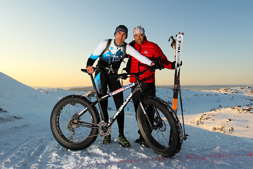 Sigurd Eriksson sverget til sykkel med skikkelige ballongdekk og trillet inn til 5. plass i veteranklassen i Monsterbakken Vassfjellet sør for Trondheim vinteren 2013. Her er han sammen med vinneren Ola Berger. Foto: Aapo Liaho. Sigurd Eriksson sverget til sykkel med skikkelige ballongdekk og trillet inn til 5. plass i veteranklassen i Monsterbakken Vassfjellet sør for Trondheim vinteren 2013. Her er han sammen med vinneren Ola Berger. Foto: Aapo Liaho.