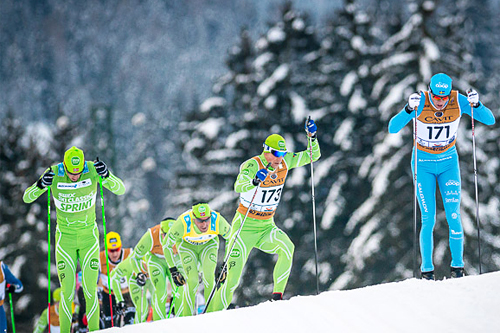 Deler av feltet i Marcialonga 2013. Jerry Ahrlin er mannen som her tøyer klassisk-begrepet litt vel langt. Foto: Magnus Östh/Swix Ski Classics.. Deler av feltet i Marcialonga 2013. Jerry Ahrlin er mannen som her tøyer klassisk-begrepet litt vel langt. Foto: Magnus Östh/Swix Ski Classics..