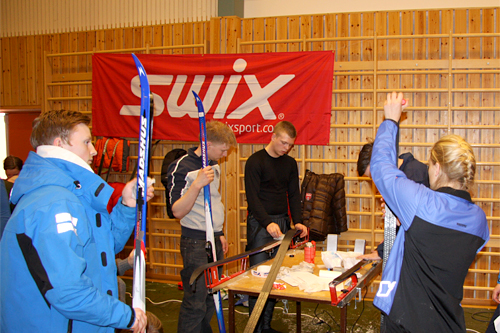 Swix sin smøre-service ved nummerutdelingen på Svalbard Skimaraton 2012. Foto: Geir Nilsen/Langrenn.com. Swix sin smøre-service ved nummerutdelingen på Svalbard Skimaraton 2012. Foto: Geir Nilsen/Langrenn.com.
