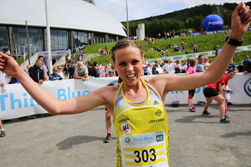Veronica Blom jubler etter å ha krysset målstreken i Birkebeinerløpet et tidligere år. Foto: Birkebeinerløpet. Veronica Blom jubler etter å ha krysset målstreken i Birkebeinerløpet et tidligere år. Foto: Birkebeinerløpet.