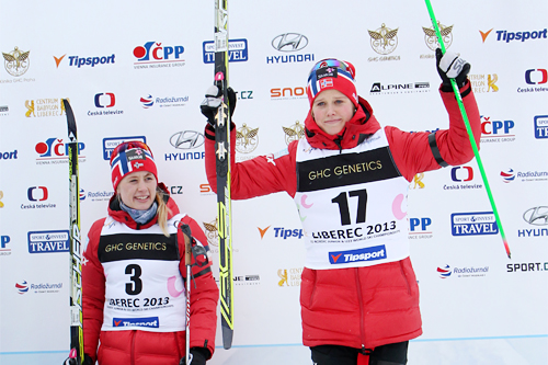 Kari Øyre Slind jubler over å ha vunnet bronse på fellesstarten under U23-VM i Liberec og Tsjekkia 2013. Gullet gikk til Ragnhild Haga, som vi ser i bakgrunnen. Foto: Erik Borg. Kari Øyre Slind jubler over å ha vunnet bronse på fellesstarten under U23-VM i Liberec og Tsjekkia 2013. Gullet gikk til Ragnhild Haga, som vi ser i bakgrunnen. Foto: Erik Borg.