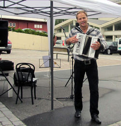 minikonsert i Moi sentrum med populære Odd Arne Sørensen (foto: Rolv Lende) minikonsert i Moi sentrum med populære Odd Arne Sørensen