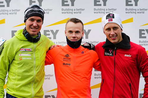 Herrenes seierspall i Oslos Bratteste. Fra venstre ski- og o-løper Martin Johansson (2. plass), Johan Bugge (1) og ski- og o-løper Magne Haga (3). Foto: Oslos Bratteste. Herrenes seierspall i Oslos Bratteste. Fra venstre ski- og o-løper Martin Johansson (2. plass), Johan Bugge (1) og ski- og o-løper Magne Haga (3). Foto: Oslos Bratteste.