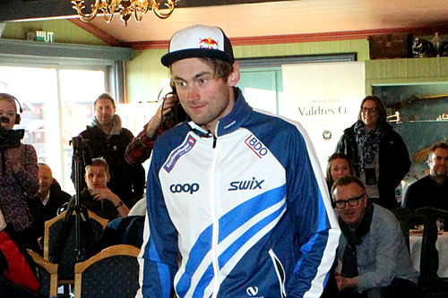 Petter Northug jr. ankommer sin egen pressekonferanse på Beitstølen i forkant av sesongåpningen 2013. Foto: Erik Borg. Petter Northug jr. ankommer sin egen pressekonferanse på Beitstølen i forkant av sesongåpningen 2013. Foto: Erik Borg.
