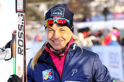 Astrid Uhrenholdt Jacobsen tok seg en tur utenfor sporet, men sikret allikevel en sterk 2. plass i den 10 km lange sesongåpningen 2013 på Beitostølen. Foto: Geir Nilsen/Langrenn.com. Astrid Uhrenholdt Jacobsen tok seg en tur utenfor sporet, men sikret allikevel en sterk 2. plass i den 10 km lange sesongåpningen 2013 på Beitostølen. Foto: Geir Nilsen/Langrenn.com.