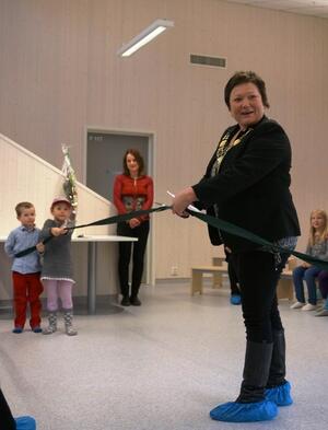 Ordfører Cecilie Hansen klipper snora og erklærer Skytterhusfjellet barnehage som åpnet