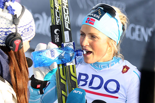 Therese Johaug gjorde som i fjor og gikk helt til topps i sesongens første renn i Beitosprinten 2013. Seieren feiret hun med NRK-intervju og en flaske vann fra Isklar. Foto: Geir Nilsen/Langrenn.com. Therese Johaug gjorde som i fjor og gikk helt til topps i sesongens første renn i Beitosprinten 2013. Seieren feiret hun med NRK-intervju og en flaske vann fra Isklar. Foto: Geir Nilsen/Langrenn.com.