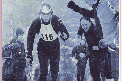 Utsnitt av omslaget til boka Femmila - Skisportens manndomsprøve. Løperen i bildet er Oddvar Brå og stedet er 5-mila i Holmenkollen i 1975. Illustrasjon: Gyldendal Forlag. Utsnitt av omslaget til boka Femmila - Skisportens manndomsprøve. Løperen i bildet er Oddvar Brå og stedet er 5-mila i Holmenkollen i 1975. Illustrasjon: Gyldendal Forlag.