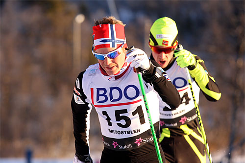 Sjur Røthe ute på 15 km klassisk i Beitosprinten 2013. Like bak følger Anders Tettli Rennemo. Foto: Geir Nilsen/Langrenn.com. Sjur Røthe ute på 15 km klassisk i Beitosprinten 2013. Like bak følger Anders Tettli Rennemo. Foto: Geir Nilsen/Langrenn.com.