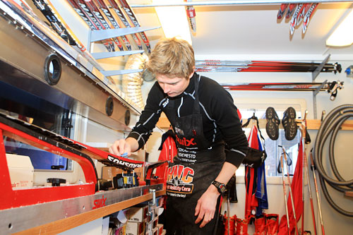 Henrik Johnsen er en av de sentrale personene i Swix sitt racing-apparat og er ofte å finne i smørebua. Foto: Erik Borg. Henrik Johnsen er en av de sentrale personene i Swix sitt racing-apparat og er ofte å finne i smørebua. Foto: Erik Borg.