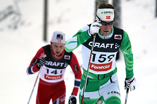 Simen Østensen ble totalvinner i Skandinavisk Cup 2013/2014. Her underveis på 15 kilometer klassisk i Vuokatti, tett fulgt av Simen Hegstad Krüger. Foto: Viestintäpalvelu Heidi Lehikoinen. Simen Østensen ble totalvinner i Skandinavisk Cup 2013/2014. Her underveis på 15 kilometer klassisk i Vuokatti, tett fulgt av Simen Hegstad Krüger. Foto: Viestintäpalvelu Heidi Lehikoinen.