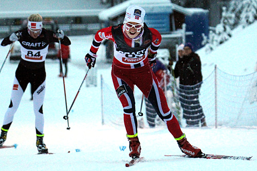Marthe Kristoffersen går mot Skandinavisk Cup-seier på 10 kilometer fri i finske Vuokatti. Jages her av klubbvenninne Kathrine Harsem som ble nummer to. Foto: Viestintäpalvelu Heidi Lehikoinen. Marthe Kristoffersen går mot Skandinavisk Cup-seier på 10 kilometer fri i finske Vuokatti. Jages her av klubbvenninne Kathrine Harsem som ble nummer to. Foto: Viestintäpalvelu Heidi Lehikoinen.